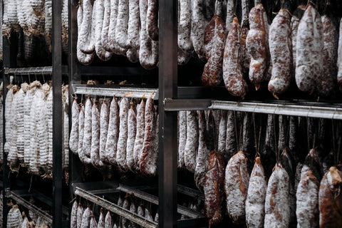 Saucissons dans les stocks du producteur La Houratate
