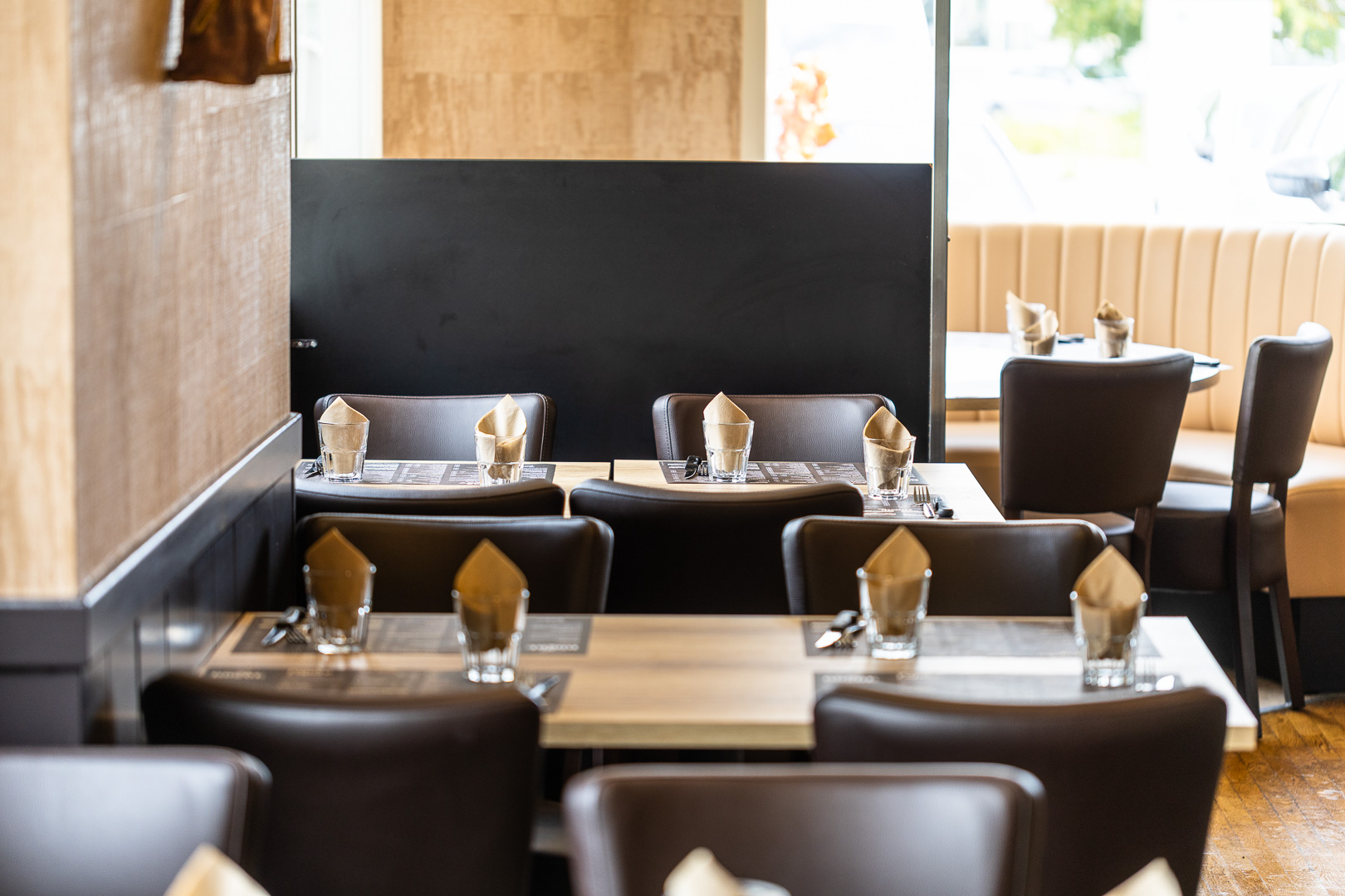 Vue sur la salle de la brasserie Chez Bugue avec plusieurs tables dressées