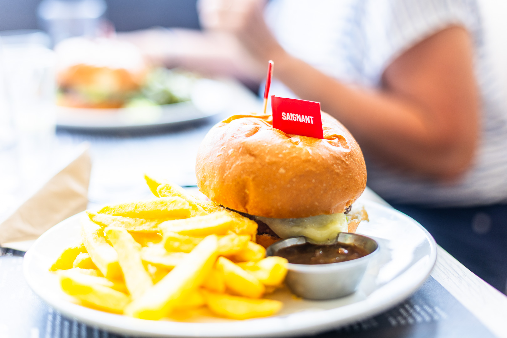 Burger saignant fait maison à la brasserie Chez Bugue