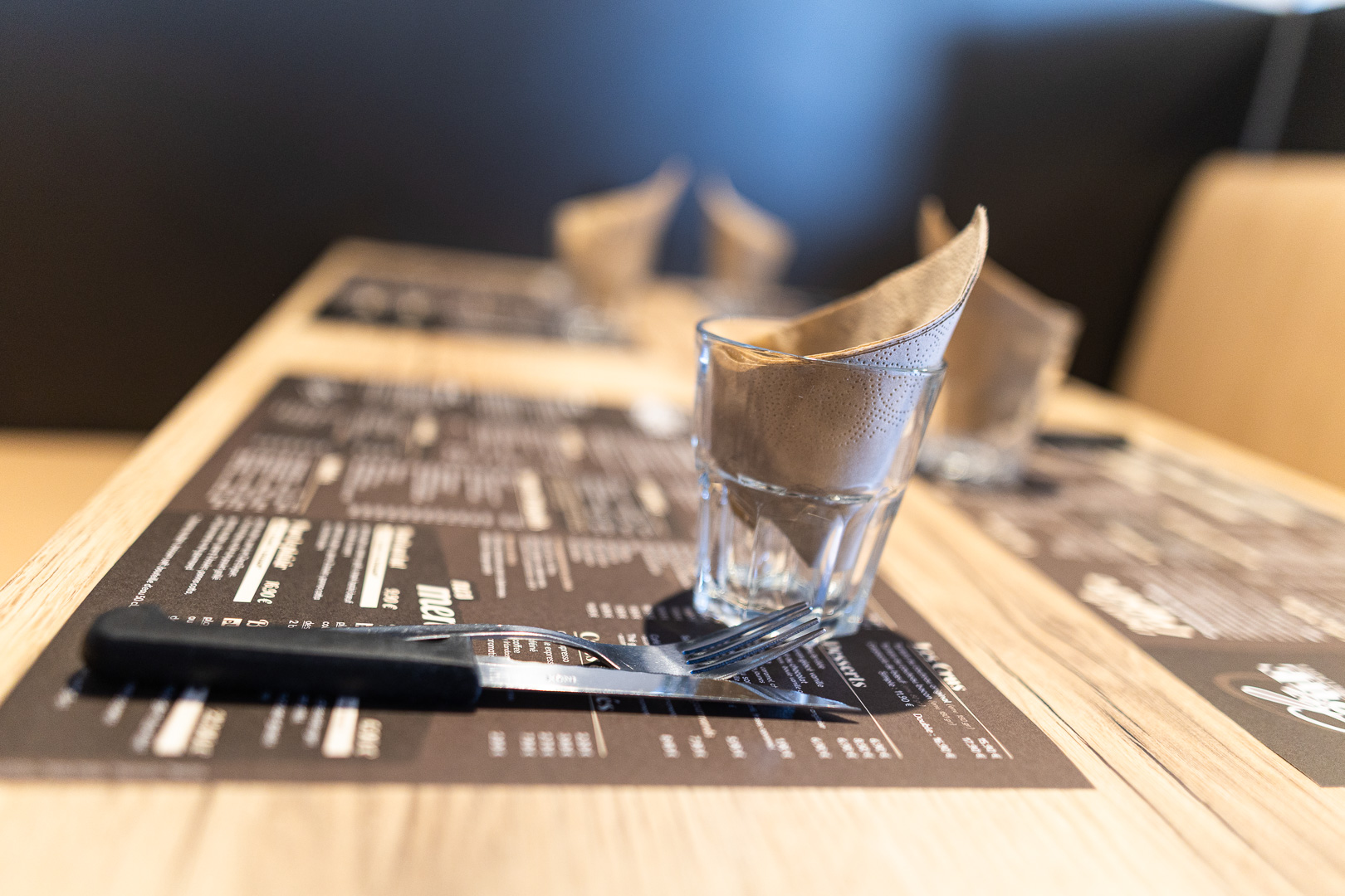 Gros plan sur un couvert dressé à la brasserie Chez Bugue